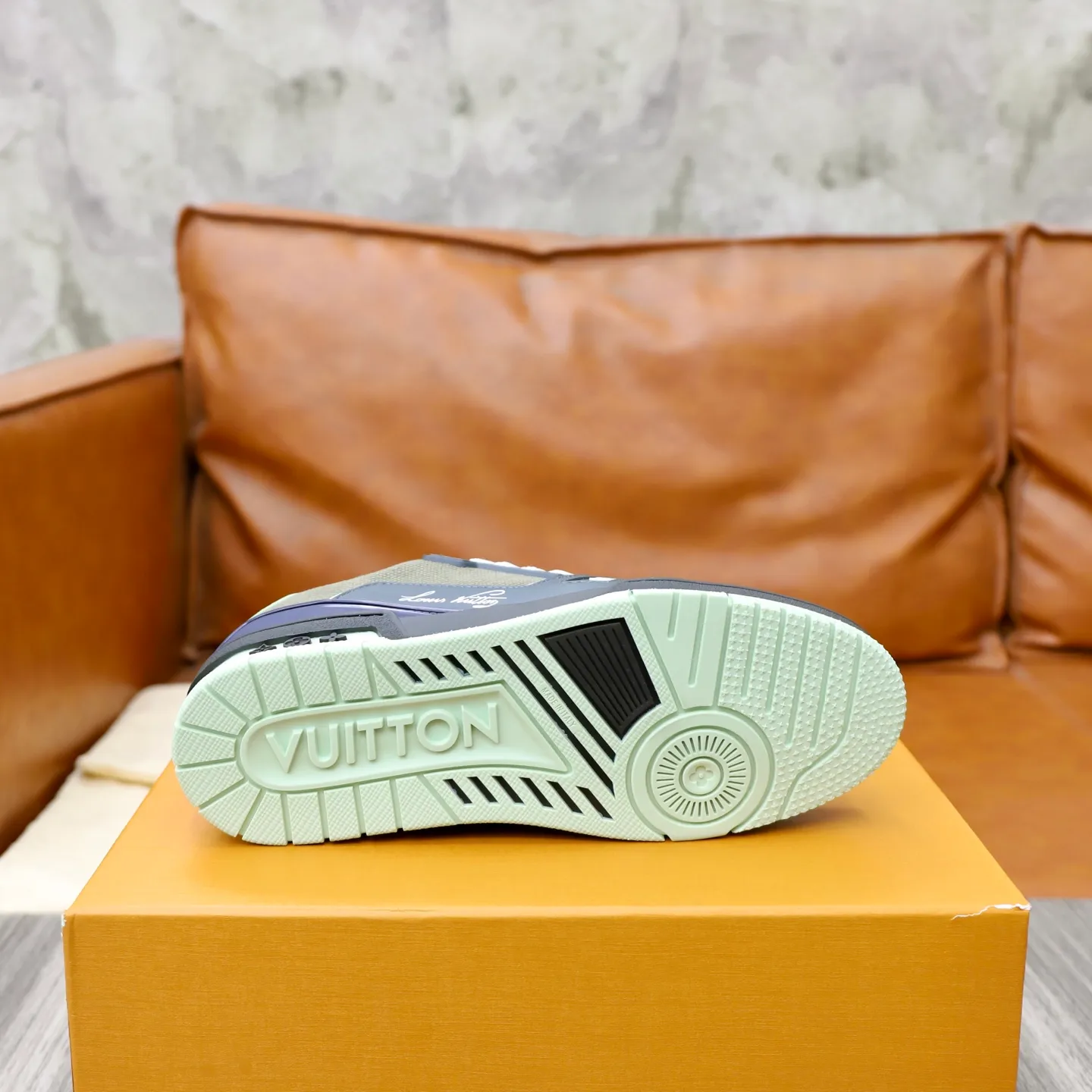 Ex-factory price: 780💰Original development, quality shipping, welcome to compare ❥❥❥❥❥❥LV sneaker series LV Trainer Maxi sneakers introduce the loose silhouette of the ready-to-wear series into the LV Trainer sneaker design written by Virgil Abloh, making an eye-catching appearance in the spring and summer men's wear shows. The cow leather upper is combined with rough fabric laces, and colorful beading highlights the brand's classic elements. LV letters mark the tongue and Monogram floral outsole. Mixed materials Made of first-layer cowhide, wrapped in imported custom-printed denim, thick shoelace design, large Monogram print on the side, "lv 54" badges on the tongue and heel, rubber outsole decorated with Monogram flowers, mesh lining and cotton feet, the comfort is as extreme as ever, premium heritage, quality first, worth owning! Size: 35-40 for women, 39-44 for men (custom-made sizes 38 and 45 are non-refundable)